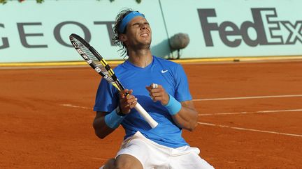 Déjà quintuple vainqueur à Roland-Garros, Rafael Nadal passe à six et égale le record de Björn Borg à Paris, à seulement 25 ans, le 5 juin 2011. Face à lui, Roger Federer est encore et toujours trop court (7-5, 7-6, 5-7, 6-1). (PATRICK KOVARIK / AFP)