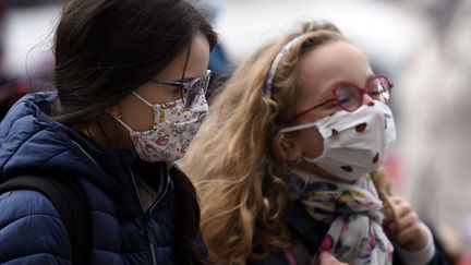 Deux enfants portant un masque sanitaire. Photo d'illustration. (ALEXANDRE MARCHI / MAXPPP)