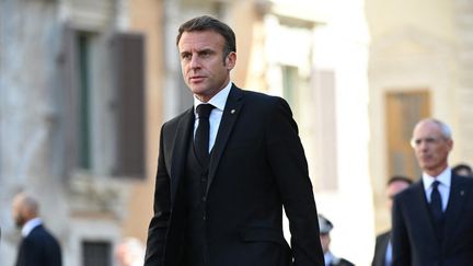 Le président de la République, Emmanuel Macron, arrive au Palazzo Montecitorio, qui accueille la Chambre des députés italienne, le mardi 26 septembre 2023. (FILIPPO MONTEFORTE / AFP)