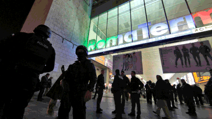 &nbsp; (Les forces de l'ordre déployées ce lundi soir à la gare centrale de Rome© maxPPP)