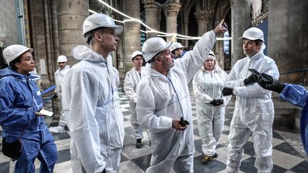 Le ministre de la culture Franck Riester (à gauche) avec l'architecte des Philippe Villeneuve (à droite) architecte en chef de Notre-Dame, 17 juillet 2019 (STEPHANE DE SAKUTIN / AFP)