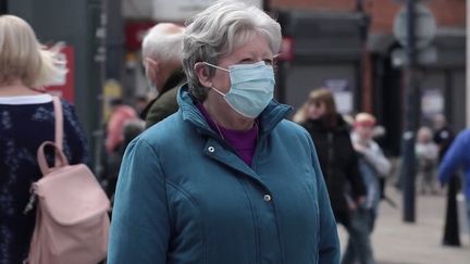 Royaume-Uni : les seniors vaccinés contre le Covid-19 retrouvent peu à peu une vie normale