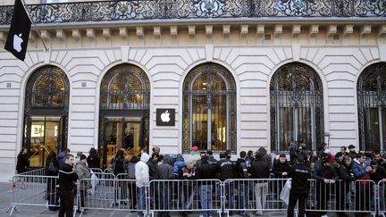 Le public attend l'ouverture d'un Apple Store parisien, le 16 mars 2012, &agrave; l'occasion de la sortie de nouvel iPad. (BERTRAND GUAY / AFP)