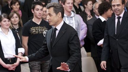 Nicolas Sarkozy accompagné de Luc Chatel, ministre de l'Education  nationale, à Bagnères-de-Luchon, le 14/04/2011. (AFP PHOTO LIONEL BONAVENTURE)