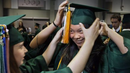 Des étudiantes s'apprêtent à assister à la remise de diplômes, à Fayetteville en Caroline du Nord, le 18 juin 2016. (DAVID LASSMAN / MAXPPP)