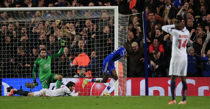 L'attaquant de Chelsea Demba Ba inscrit le but qui élimine le PSG en&nbsp;quarts&nbsp;de finale de la Ligue des champions, le 8 avril 2014, à Stamford Bridge. Le gardien italien de Paris Salvatore Sirigu et Maxwell sont à terre. (ADRIAN DENNIS / AFP)