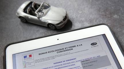 Bonus écologique et prime à la conversion, document visible sur une tablette.&nbsp; (MAXPPP)