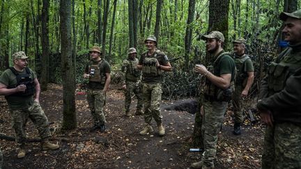 Des soldats ukrainiens dans la région de Kharkiv, le 5 août 2024. (JOSE COLON / ANADOLU)