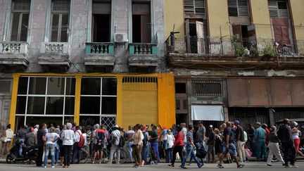 Faire de longues queues pour faire ses courses à la Havane, des scènes quotidiennes (illustration du 13 décembre 2018). (YAMIL LAGE / AFP)