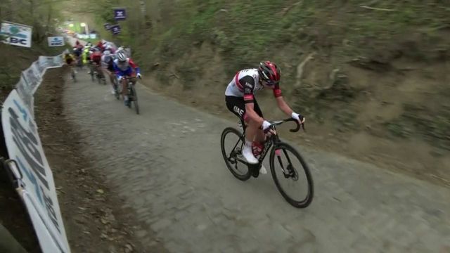 Le Slovène profite de la courte ascension du Koppenberg pour placer une nouvelle attaque. Deux coureurs s'accrochent, Van der Poel et le Français Valentin Madouas.