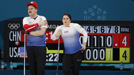 Les curleurs américains&nbsp;Becca Hamilton et Matt Hamilton à Pyeongchang (Corée du Sud), le 10 février 2018. (CATHAL MCNAUGHTON / REUTERS)