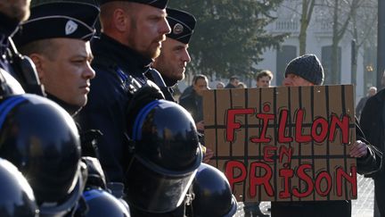 Des anti-Fillon scandent "Fillon en prison !", à Tourcoing (Nord), vendredi 17 février 2017.&nbsp; (PASCAL ROSSIGNOL / REUTERS)