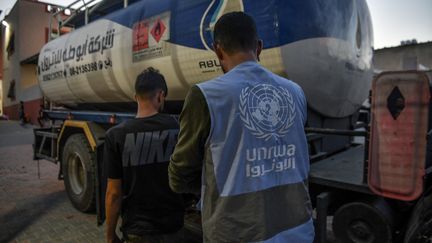 Des responsables de l'agence de l'ONU pour les réfugiés palestiniens (Unrwa) apportent du carburant à l'hôpital Al-Nasser de Khan Yunis, à Gaza, le 10 novembre 2023. (ABED ZAGOUT / ANADOLU / AFP)