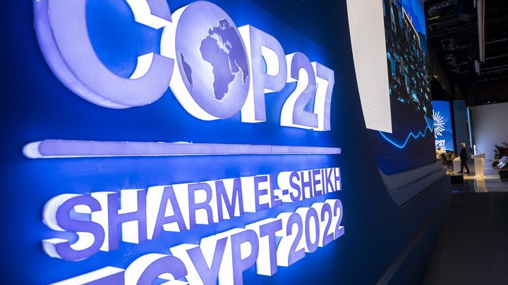 20 novembre 2022. Egypte,&nbsp;Scharm El Scheich. Cérémonie de clôture de la COP 27. Un rendez-vous qui pour les reporters présents n'a produit que "frustration, amertume, déception, et de l’anxiété devant une urgence sous-évaluée et non traitée". (CHRISTOPHE GATEAU / DPA VIA MAXPPP)