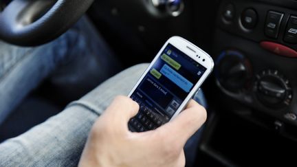 75% des jeunes conducteurs affirment utiliser leur portable au volant.&nbsp; (CAMILLE MAZOYER / MAXPPP)