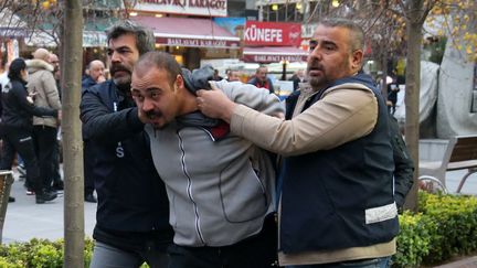 Arrestation de membres du HDP à Ankara (Turquie) le 21 novembre 2022 (ADEM ALTAN / AFP)