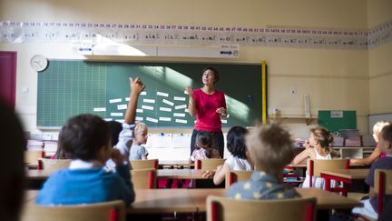 La Cour recommande de prendre en compte des crit&egrave;res comme les r&eacute;sultats aux &eacute;valuations ou aux examens dans l'attribution des heures d'enseignement. (FRED DUFOUR / AFP)