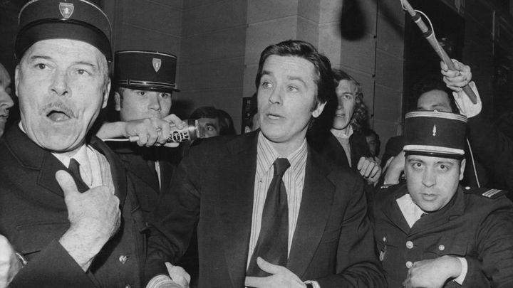 L'acteur Alain Delon arrive au tribunal de Versailles pour une audience au sujet du meurtre de son ancien garde du corps Stevan Markovic, le 29 septembre 1973. (AFP)