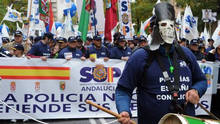 Des policiers espagnols manifestants contre l'aust&eacute;rit&eacute; &agrave; Madrid&nbsp;(Espagne), le 17 novembre 2012. (DOMINIQUE FAGET / AFP)