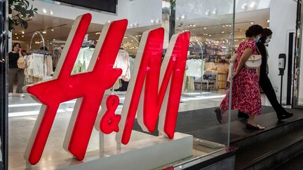 Un magasin H&M dans le quartier de Causeway Bay, à Hong Kong, le 25 juillet 2023. (ISAAC LAWRENCE / AFP)