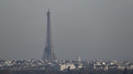 La Tour Eiffel sous un pic de pollution. (Photo d'illustration) (PHILIPPE LOPEZ / AFP)