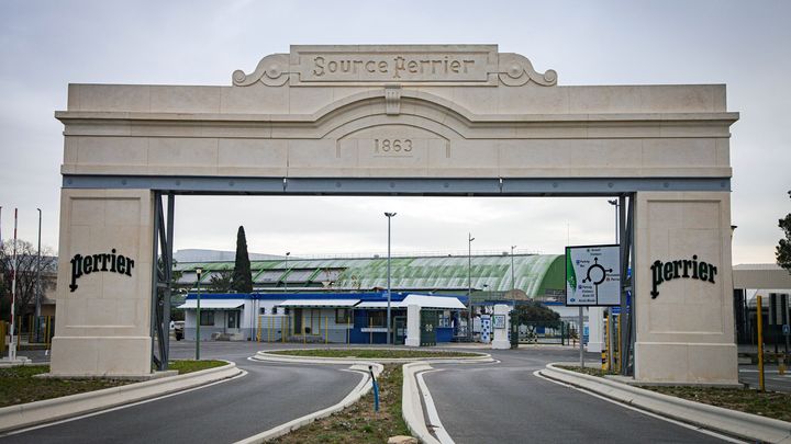 Entrée de l’usine Perrier à Vergèze dans le Gard, le 29 décembre 2023. (THIBAUT DURAND / HANS LUCAS)