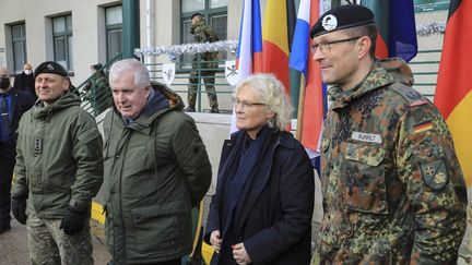 La ministre de la Défense allemande, Christine Lambrecht, et son homologue lituanien, Arvydas Anusauskas (au centre), le 19 décembre 2021 à Rukla (Lituanie). (PETRAS MALUKAS / AFP)