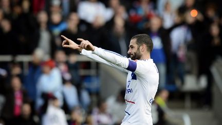 L'attaquant argentin Lisandro Lopez&nbsp;de l'OL c&eacute;l&egrave;bre un but face &agrave; Reims en match de Ligue 1, &agrave; Lyon, le 18 novembre 2012. (JEFF PACHOUD / AFP)