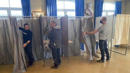 L'installation des isoloirs dans la salle des mariages de la mairie de Montsoult (Val d'Oise), vendredi 8 avril 2022. (ARTHUR FRADIN / RADIO FRANCE)