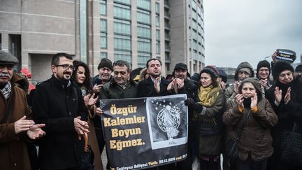 Manifestation, le 29 décembre 2016, devant le tribunal d'Istanbul pour réclamer la libération de la romancière turque Asli Erdogan et des huit autres personnes jugées pour "atteinte à l'intégrité de l'Etat". (OZAN KOSE / AFP)