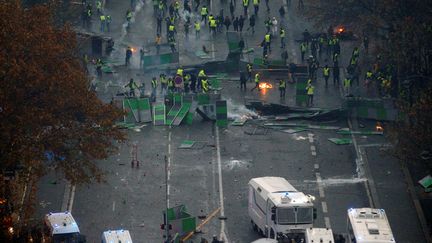 Vue sur l’une des avenues partant de la place de l’Etoile à Paris, le 1er décembre 2018. On y aperçoit une barricade dressée entre les forces de l’ordre et les "gilets jaunes". (STEPHANE MAHE / REUTERS)