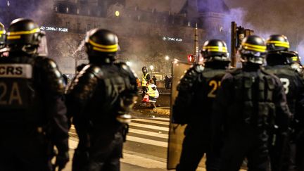 Des CRS interviennent place de la République à Paris, au soir d'une mobilisation violente des "gilets jaunes", le 8 décembre 2018. (LAURE BOYER / HANS LUCAS / AFP)