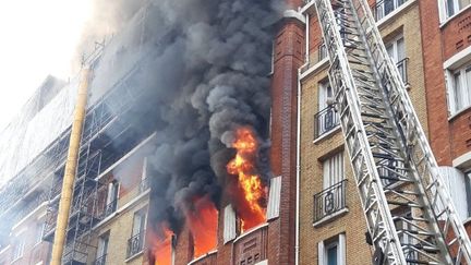 Un immeuble en flammes boulevard Brune, à Paris 14e, le 11 juin 2020. (POMPIERS DE PARIS / TWITTER)