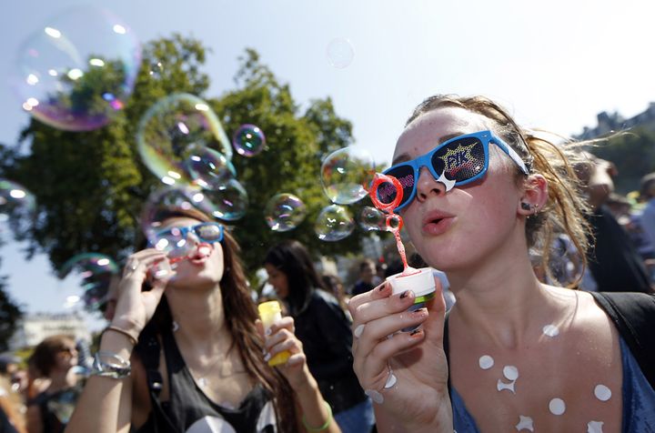 Deux jeunes femmes à la Techno Parade 2014
 (Thomas Samson / AFP)