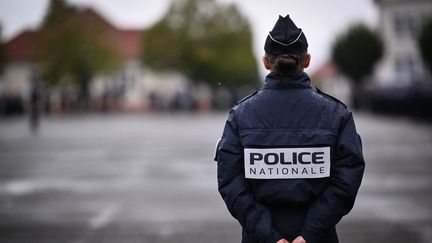 Une policière en faction, lors d'une cérémonie (illustration). (SEBASTIEN BOZON / AFP)