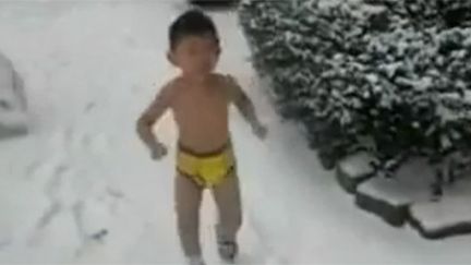 L'enfant chinois de 4 ans contraint par ses parents de courir dans la neige ( DR - Dailymotion)