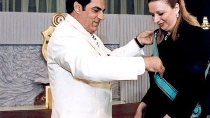 En 2001, Souha Arafat recevait l¿Ordre de la République de Tunisie des mains de Zine Ben Ali. (FETHI BELAID / AFP)