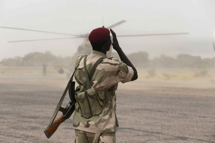 Un soldat tchadien se protège de la poussière remuée par un hélicoptère à Damasak, ville du nord-est du Nigeria reprise à Boko Haram par une offensive commune de troupes nigérianes, camerounaises, tchadiennes et nigériennes en mars 2015. (REUTERS - STRINGER . / X80002)