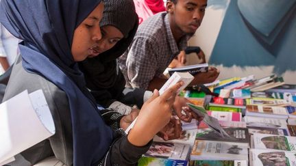 Le jeune public est très présent lors de la 11e foire du livre organisée au Somaliland du 21 au 26 juillet 2018. (Mustafa SAEED / AFP)