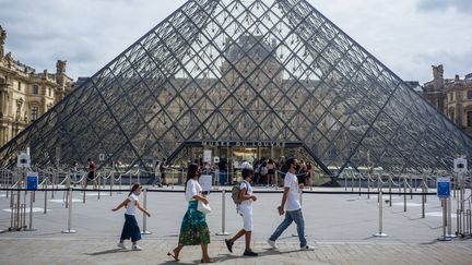 Devant le musée du Louvre à Paris, le 15 août (KAMIL ZIHNIOGLU/AP / SIPA)