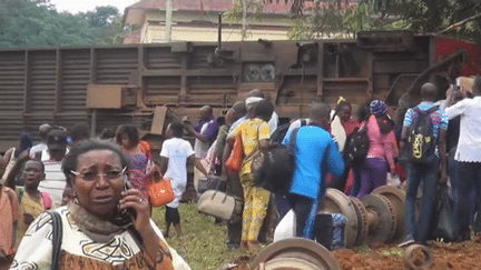 Deux enquêtes ont été ouvertes après la catastrophe ferroviaire qui a fait au moins 79 morts au Cameroun. (FRANCEINFO)