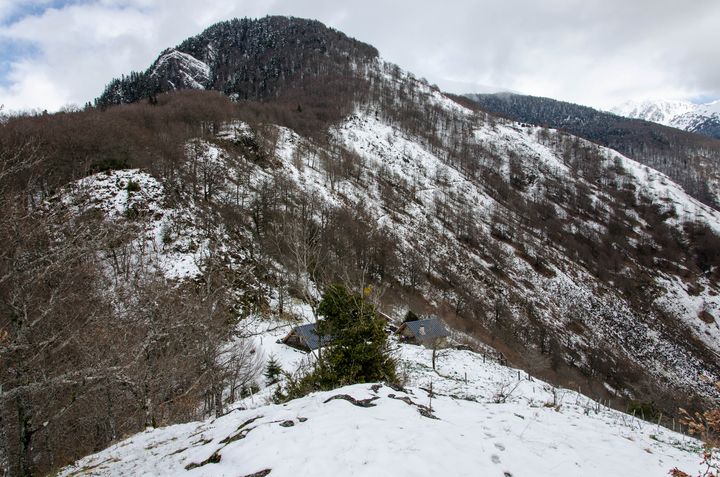 La cabane du Rouglan (en contrebas) et le col de Couret (au fond), dans les Pyrénées-Atlantiques, le 12 avril 2018. (THOMAS BAÏETTO / FRANCEINFO)