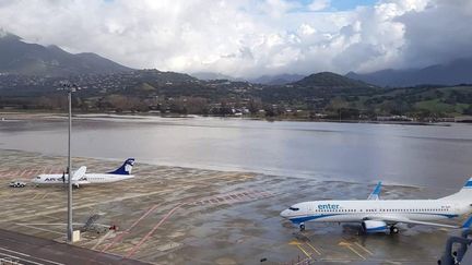 L'aéroport d'Ajaccio, innondé, est fermé depuis dimanche 22 décembre. (PIERRE ANTOINE FOURNIL / MAXPPP)