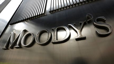 Le sigle de l'agence de notation Moody's devant son si&egrave;ge, &agrave; New York (Etats-Unis), le 6 f&eacute;vrier 2013. ( BRENDAN MCDERMID / REUTERS)