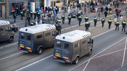 Place des Musées, à Amsterdam, la police déloge les manifestants anti-restrictions le 28 février 2021. (EVERT ELZINGA / ANP)