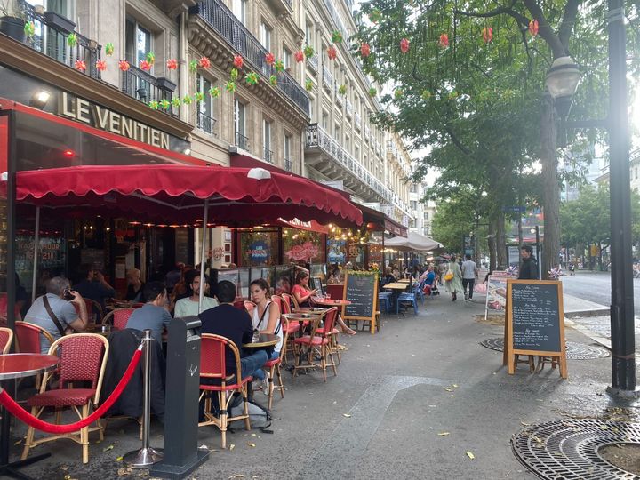 Les terrasses de bars et restaurents vers Opéra, à Paris, où la brigade a suivi le suspect. (LAURIANE DELANOË / RADIO FRANCE)