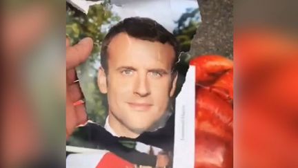 Ce gilet jaune a déchiré le portrait d'Emmanuel Macron pour le remplacer par un QR Code. (CAPTURE D'ECRAN FACEBOOK)