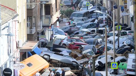 A Sedavi, dans la banlieue de Valence, des rues entières ont été dévastées. Les images de voitures empilées après les pluies torrentielles ont fait le tour du monde. (JOSE JORDAN / AFP)