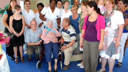 &nbsp; (Olympe Amaury, entourée sur la photo de sa famille et du personnel de sa maison de retraite, devient la doyenne des Français à 113 ans et quelques mois  © MaxPPP)