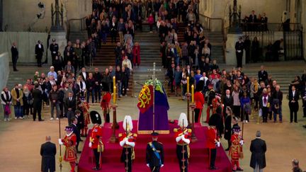 Mort d’Elizabeth II : derniers hommages du peuple britannique avant la cérémonie officielle (FRANCE 3)